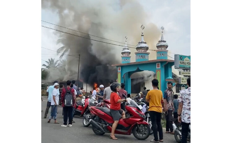 Kebakaran di Samping Masjid Nurul Hidayah, Jemaah Salat Jumat Berhamburan, Dua Petak Rumdin Milik Pemkab Sijunjung dan 3 Sepeda Motor Hangus Terbakar 1 KEBAKARAN— Dua petak rumah dinas milik Pemkab Sijunjung serta tiga unit sepeda motor hangus terbakar, Jumat (6/9).