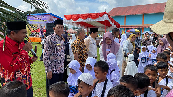 651 HAji Cilik RA dan TK Islam Bakti Ikuti Manasik Haji 1 MANASIK HAJI—Wakil Bupati Pasaman Barat, Risnawanto, melepas kegiatan manasik haji cilik.