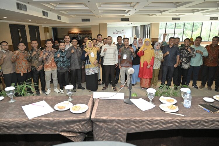 FOTO BERSAMA— Plt Gubernur Sumbar Audy Joinaldy, berfoto bersama dengan anggota DPRD Kabupaten Pasaman periode 2024-2029 di Hotel Kyriad Bumiminang, Padang, Jumat (27/9).