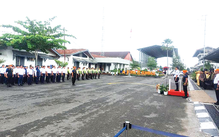 UPACARA 79 TAHUN KAI— Vice President PT KAI (Persero) Divre II Sumbar, Sofan Hidayah memimpin Upacara HUT ke-79 KAI di lapangan Stasiun Padang, Sabtu (28/9).