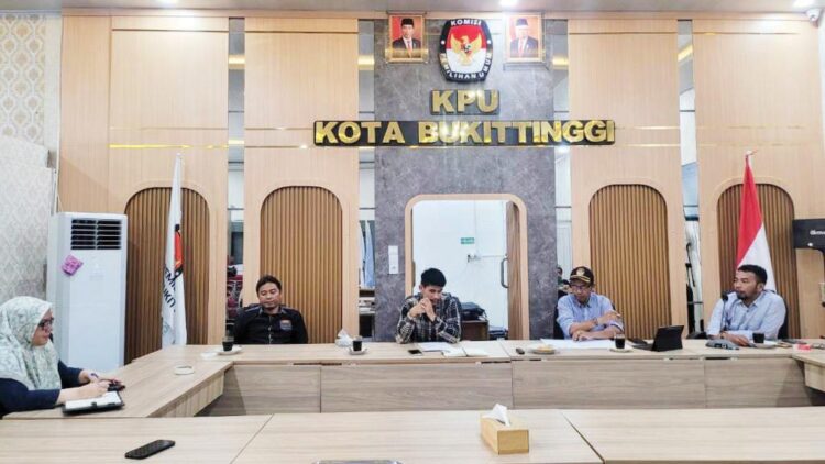 4 Kandidat Cawako-Cawawako Bukittinggi Ditetapkan, Hari Ini, Dilakukan Pengundian Nomor Urut 1 RAPAT PLENO— Rapat pleno yang digelar para komisioner KPU Kota Bukittinggi
di aula kantor KPU setempat, Minggu (22/9) siang.