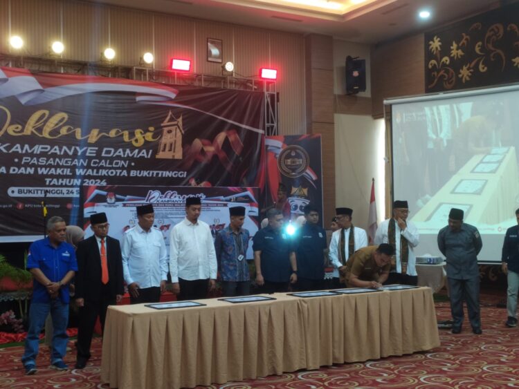 Deklarasi Kampanye Damai di Bukittinggi, Paslon Diimbau Kampanye Sehat 1 DEKLARASI— Para paslon Pilkada Bukittinggi saat menandatangani Deklarasi Kampanye Damai, Selasa (24/9).