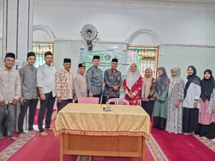 Suka Bersedekah, Berpandai Pandai Hidup Dalam Keluarga Baru, KUA dan BP4 Laksanakan Binwin 1 BIMBINGAN PERKAWINAN— Kepala KUA Enam Lingkung Kasmir bersama pasangan calon pengantin saat kegiatan Bimbingan Perkawinan (Bimwin).