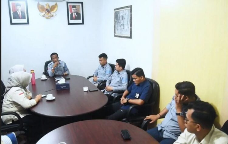 Prokopim Perkuat Kapasitasan Kompetensi Jajarannya 1 SAMPAIKAN—Kabag Prokopim Sawahlunto Susilo Hadi Maryanto menyampaikan arahan pada jajaran dalam sebuah rapat staf, baru-baru ini