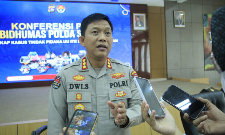 Jelang Pilkada 2024, Satgas Humas OMP Singgalang Intensifkan Patroli Siber 1 Kabid Humas Polda Sumbar,
Kombes Pol Dwi Sulistyawan.