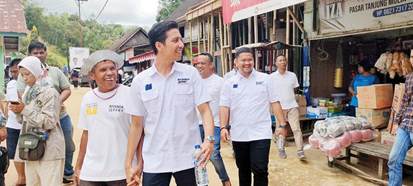 Kampanye Perdana di Talawi, Riyanda-Jefri Blusukan ke Pasar Desa Tumpuak Tangah dan Hadiri Acara Berkaur 1 KAMPANYE PERDANA— Paslon Cawako-Cawawako Sawahlunto nomor urut 1, Riyanda-Jefri memulai kampanye, Kamis (26/9) dari Tumpuak Tangah hingga Kumanis Atas, Kecamatan Talawi.