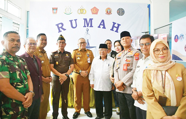 RUMAH RESTORATIVE JUSTICE—Pj Wali Kota Padang Andree Algamar meresmikan Rumah Restorative Justice di Kecamatan Koto Tangah, Selasa (3/9). Rumah Restorative Justice ini merupakan bagian dari inisiasi mahasiswa KKN dari Unes.