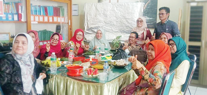 HUT SMK 4 Padang ke-59, Marnetti: Siswa dapat Mengomunikasikan Hasil Pembelajaran dari TEFA 1 PERINGATAN HUT— Kepala SMKN 4 PadangMarnetti Yuniengsih B, M.Pd bersama guru, gurupurna tuas dan alumni, saat menghadiri HUT ke 59 tahun SSRI/SMSR/SMK Negeri 4 Padang, Sabtu (28/9).