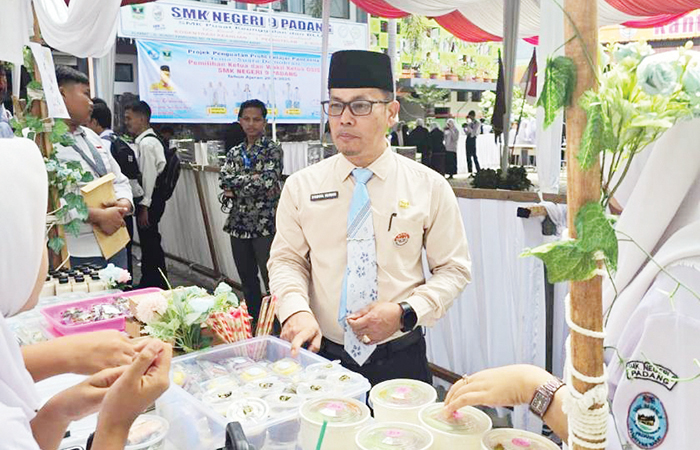 TINJAU STAND—  Kepala SMKN 9 Padang, Syamsul Mardan, S.Pd, MM meninjau stand kuliner, dalam kegiatan Projek Penguatan Profil Pelajar Pancasila (P5) dengan tema “Suara Demokrasi”,  Selasa (24/9).