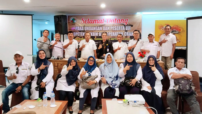 UJI KOMPETENSI— Ketua Koperbam Telukabayur Chandra, Artha Walingitang, Sekretaris Nursal Uce, M, foto bersama usai kegiatan Uji Kompetensi Anggota dan Operator Crane.