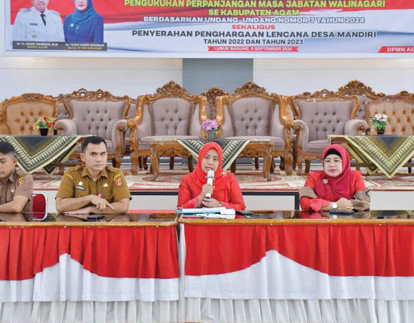 RAPAT PKK— Ketua TP-PKK Agam Ny. Yenni Andri Warman, memimpin rapat Ketua TP- PKK Nagari se-Kabupaten Agam yang digelar di Balairung Rumah Dinas Bupati Agam,Lubuk Basung, Senin (9/9).
