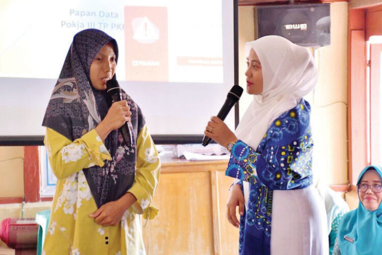 PELANTIKAN PENGURUS— Ketua TP PKK Kabupaten Agam, Ny Yenni Andri Warman, menghadiri pelatihan pengurus Dasawisma se Nagari Simarasok, di Aula Kantor Nagari Simarasok, Kecamatan Baso, Minggu (8/9).