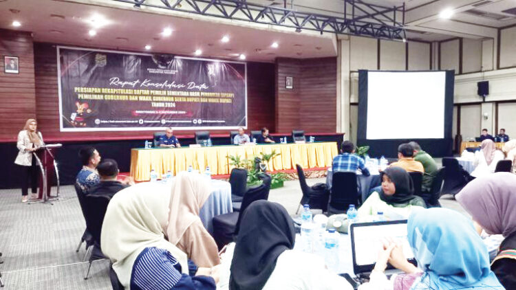 RAPAT KONSOLIDASI— Koordinator Divisi Perencanaan Data dan Informasi KPU Pasaman saat membuka konsolidasi membahas penyusunan DPSHP sebagai bagian dari persiapan Pilkada Serentak 2024.