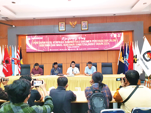 Verifikasi Tuntas, Dua Calon Gubernur Sumbar Dinyatakan Sehat dan Bebas Narkoba 1 KONFERENSI PERS— Konferensi pers penetapan hasil verifikasi administrasi dokumen persyaratan calon gubernur dan wakil gubernur Sumbar tahun 2024, Rabu (4/9) malam.