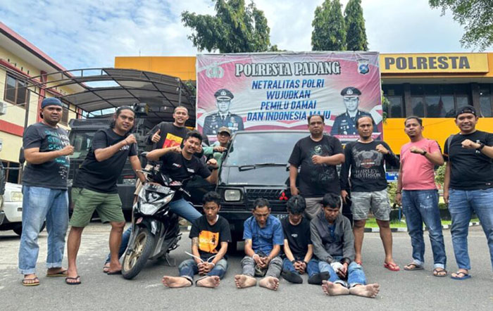 Komplotan Spesialis Pencuri Mobil Ditangkap, Beraksi di Beberapa Kabupaten Kota di Sumbar 1 PENCURI MOBIL— Empat pelaku pencurian mobil ditangkap Tim Klewang Polresta Padang.