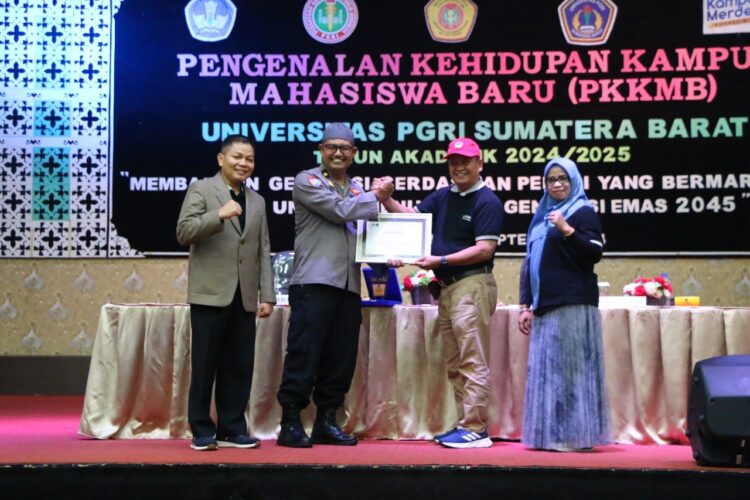 Kompol Syafrizen SH menjadi Narasumber, Ratusan Maba Universitas PGRI Sumbar Dibekali Bela Negara 1 PLAKAT CENDERA MATA—Rektor Universitas PGRI Sumbar Prof. H. Ansofino. M.Si. serahkan penghargaan dan plakat sebagai cendra mata kepada Kompol Syafrizen, saat menjadi narasumber di hadapan mahasiswa baru (Maba), kemarin.