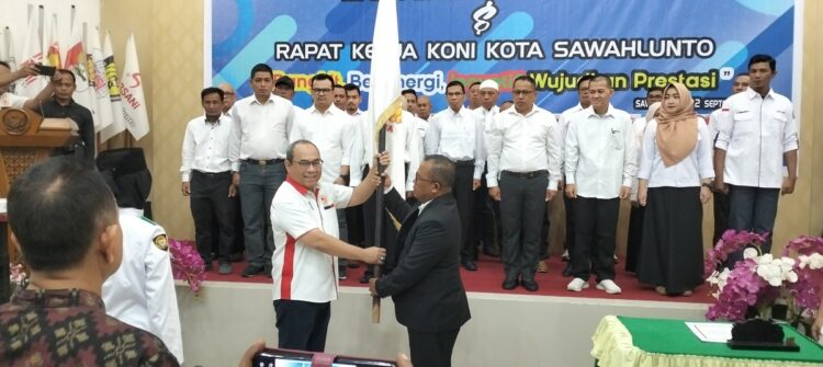 KONI Sumbar Kukuhkan Ketua Koni Terpilih Sawahlunto Jhon Reflita 1 LANTIK—
Ketua KONI Provinsi Sumatera Barat Roni Pahlawan lantik Ketua KONI Sawahlunto terpilih Jhon Reflita untuk tahun 2024 - 2028.