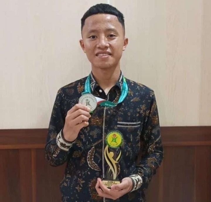 Wakili Kontingen Sumbar di Ajang KSM Tingkat Nasional Tahun 2024, Siswa SMP Insan Cendekia Harau Sumbang Medali Perak 1 PRESTASI TINGKAT NASIONAL— M.Rasya Fabiano Ripandi, siswa kelas IX SMP Insan Cendekia, Harau, juara II KSM Tingkat Nasional di Ternate Maluku.