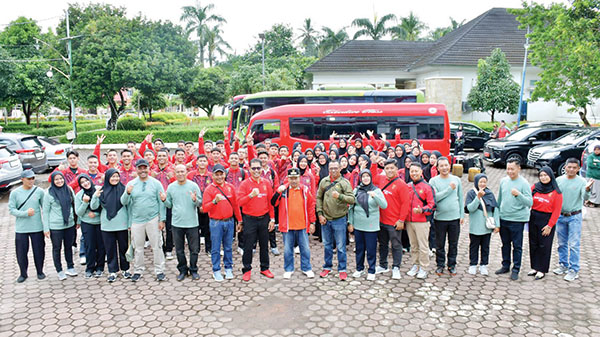 KARYAWISATA— Purna Paskibraka Kabupaten Agam 2023 melakukan karyawisata ke Provinsi Bungkulu dilepas langsung oleh Bupati Agam Andri Warman, 
Rabu (4/9) di halaman Balairung Rumah Dinas Bupati Agam.