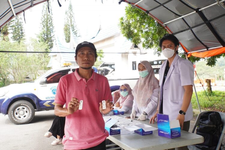 CEK URINE— Salah seorang sopir memperlihatkan hasil pemeriksaan usai  melakukan RAM Cek dan tes urine bagi pengendara kendaraan umum di Terminal Bukit Surungan, Rabu (11/9).
