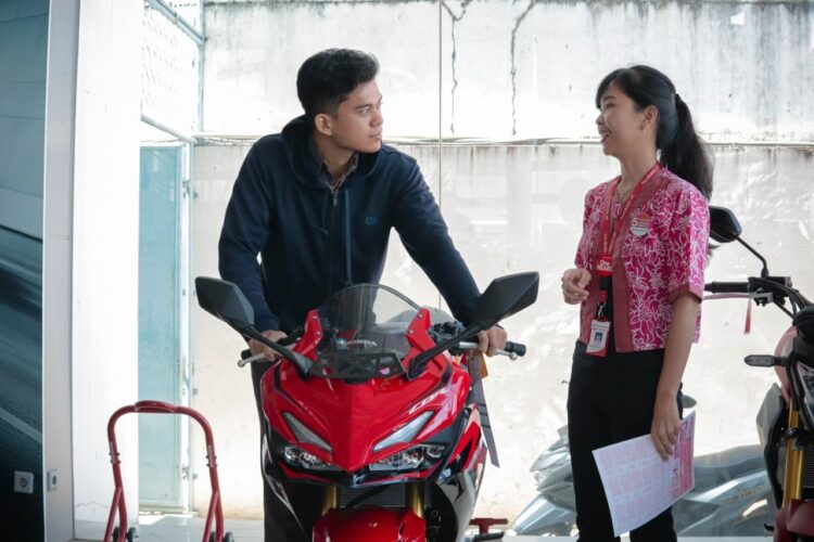 LAYANI KONSUMEN-Sales marketing PT Menara Agung melayani konsumen yang melakukan pembelian New Honda CBR150R.