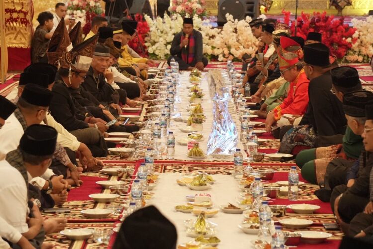 MAKAN BAJAMBA— Acara makan bajamba yang dihadiri para raja seluruh nusantara dan negara tetangga seperti Malaysia, Brunai Darussalam dan Thailand, dalam serangkaian kegiatan pada Festival Adat Budaya Nusantara (FABN) III.