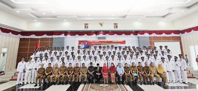 Bupati Agam Kukuhkan 92 Walinagari dengan Masa Jabatan Baru 8 Tahun 1 PENGUKUHAN WALI NAGARI— 92 Walinagari dari 16 kecamatan di Kabupaten Agam secara resmi dikukuhkan untuk penyesuaian masa jabatan berdasarkan UU No 3 Tahun 2024 tentang Otonomi Daerah dan Pemerintah Desa, yang mengatur perubahan masa jabatan walinagari dari enam tahun menjadi delapan tahun.