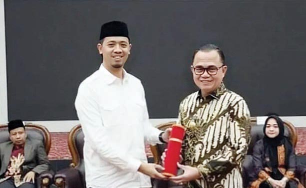 Masuki Masa Cuti Kampanye, Erman Safar antarkan Nota Pengantaran Tugas ke Pjs Wali Kota 1 SERAHKAN NOTA PENGANTAR— Masuki masa cuti kampanye, Walikota Erman Safar menyerahkan nota pengantar tugas kepada Pjs Wali Kota Bukittinggi, Hani Syopiar Rustam di Balairuang rumah dinas Wako, Rabu (25/9) malam.