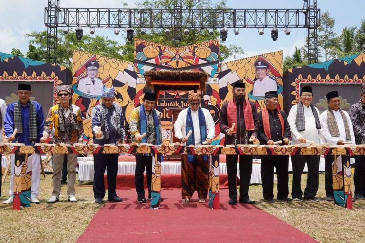 PEMBUKAAN— Bupati Tanahdatar Eka Putra bersama pemuka masyarakat bermain talempong, saat pembukaan Satu Nagari Satu Event (SNSE) Lubuak Jantan Bolek Tapai, Sabtu (7/9).