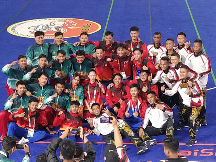 ATLET BARONGSAI— Cabor Barongsai Nomor Naga Taolu Bebas berhasil menyumbangkan medali perak kedua untuk kontingen Sumbar di ajang PON XXI Aceh-Sumut.