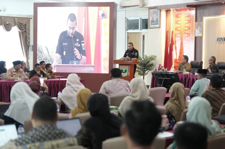 SAMBUTAN—Plt Gubernur Audy Joinaldy, memberikan sambutan usai membuka rapat koordinasi tentang Penanggulangan Kemiskinan dan Penghapusan Kemiskinan Ekstrem, Kamis (26/9) di Aula Kantor Bappeda Sumbar.