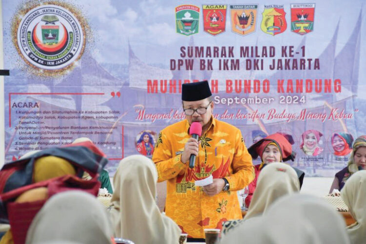 MILAD— 
Bupati Agam saat menghadiri Milad ke-1 sekaligus penyaluran bantuan bagi korban bencana banjir lahar dingin di Kabupaten Agam, Kamis (5/9) di Mess Pemkab Agam Belakang Balok.