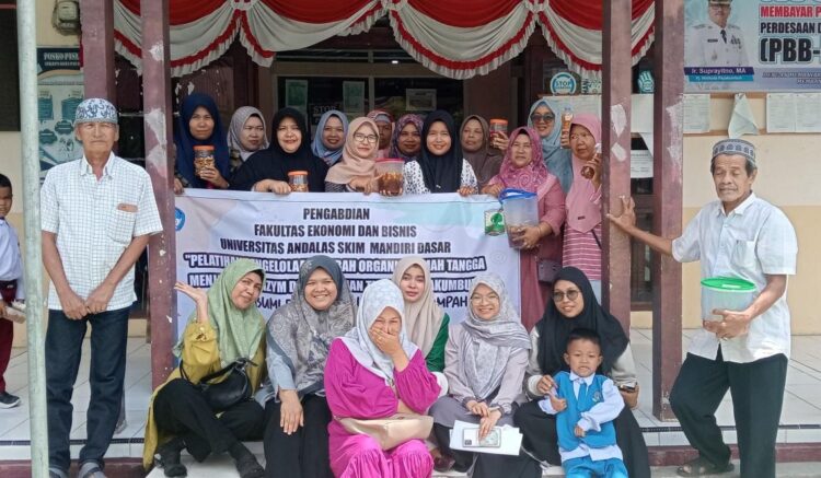 Pelatihan Pengelolaan Limbah Organik Rumah Tangga Menjadi Eco Enzyme di Payakumbuh 1 FOTO BERSAMA—Peserta dan Tim Pengabdian Unand di Tiakar, Kota Payakumbuh berfoto bersama.