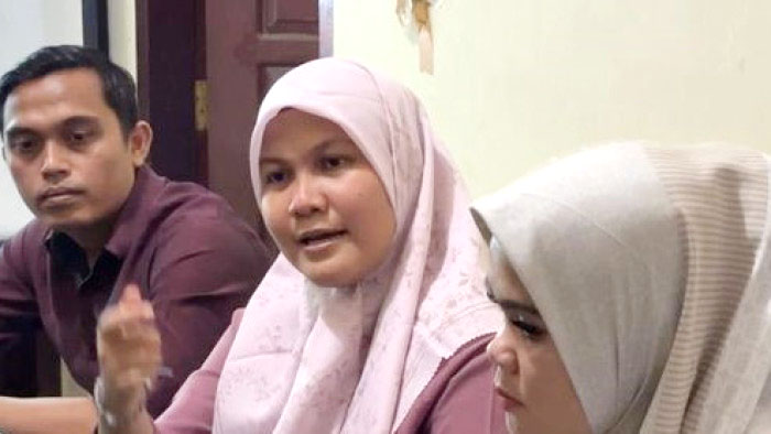 Dokter Forensik Nyatakan Afif Maulana Tewas karena Jatuh dari Ketinggian, Keluarga dan LBH Kecewa, Minta Salinan Sampel 1 MENANGGAPI—Orang tua Afif Maulana bersama Direktur LBH Padang, Indira Suryani, menanggapi hasil ekshumasi oleh Tim dokter gabungan dari PDFMI.