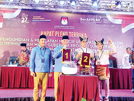NOMOR URUT— Pengundian nomor urut Paslon Gubernur dan Wakil Gubernur Sumbar, Senin (23/9).