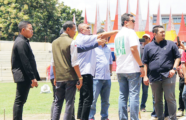 Cek Perbaikan Kandang Semen Padang FC, Andre Rosiade: Agus Salim Bisa Dipakai Lawan Persis Solo 1 PENINJAUAN STADION GHAS— Penasihat Tim Semen Padang FC Andre Rosiade mengecek perbaikan Stadion GOR H Agus Salim (GHAS) di Kota Padang, beberapa waktu lalu. Diharapkan, kandang ‘angker’ bagi tim tamu ini akan bisa digunakan kembali dalam beberapa pekan ke depan.