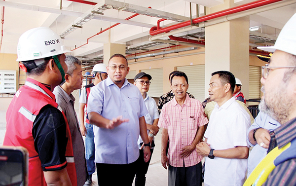 Pembangunan Fase VII Pasar Raya Padang hampir Rampung, Andre Rosiade: Persembahan Kami untuk Masyarakat Sumbar 1 TINJAU PROYEK FASE VII— Anggota DPR RI asal Sumbar H Andre Rosiade meninjau pembangunan kembali Pasar Fase VII Pasar Raya Padang, beberapa waktu lalu. Andre datang bersama Wakil Ketua Gerindra Sumbar Hidayat, tokoh-tokoh Pasar Raya, perwakilan Pemko Padang dan juga tim dari Adhi Persada Gedung (APG) sebagai pembangun.