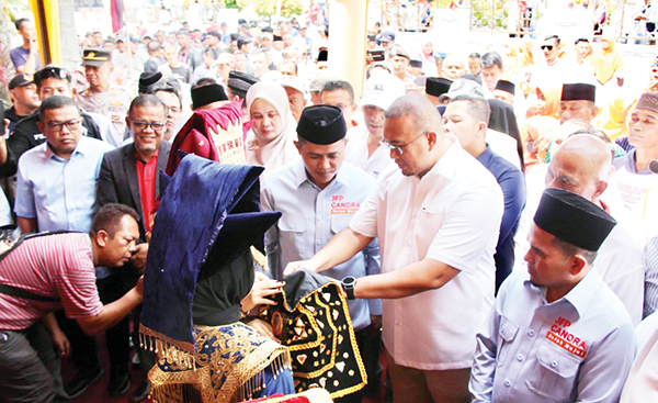 Andre Rosiade: Menang Pilkada, JFP-Candra Jadikan Solok Maju tanpa Marah-marah 1 PENDAFTARAN— Ketua DPD Gerindra Sumbar Andre Rosiade, ikut mengantarkan paslon Bupati dan Wakil Bupati Solok, Jon Firman Pandu-Candra, ke kantor KPU Kabupaten Solok, beberapa waktu lalu.