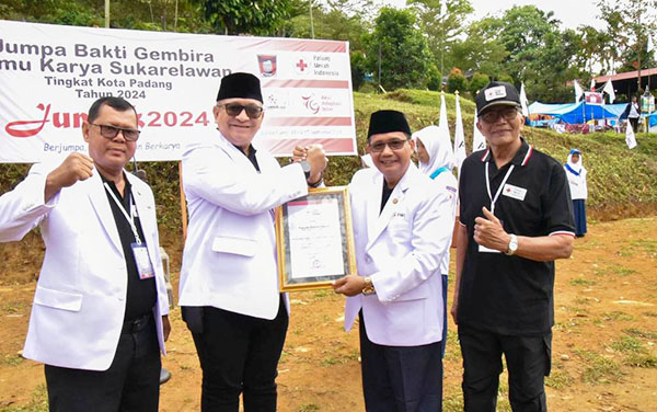 PJ Wako menerima pengharaagn dari PMI