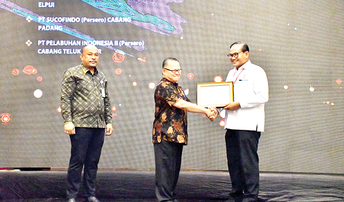 PT Semen Padang Raih Penghargaan Gold untuk Program Pencegahan HIV/AIDS 1 PENGHARGAAN GOLD— Kepala Dinas Tenaga Kerja dan Transmigrasi Sumbar, Nizam Ul Muluk, menyerahkan penghagaan penghargaan Gold untuk Program Pencegahan dan Penanggulangan (P2) HIV/AIDS, kepada Kepala Departemen Komunikasi & Hukum PT Semen Padang, Iskandar Z Lubis.