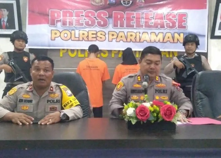 Remaja Putus Sekolah Dijual Kakak Tiri ke Pria Hidung Belang, Digilir 5 Orang, Korban Diancam Pakai Pisau 1 EKSPLOITASI ANAK— Kapolres Pariaman, AKBP Andreanaldo Ademi memaparkan pengungkapan kasus ekspolitasi anak yang dilakukan kakak tiri korban. Dalam kasus itu, Polisi juga menangkap dua orang pria hidung belang.
