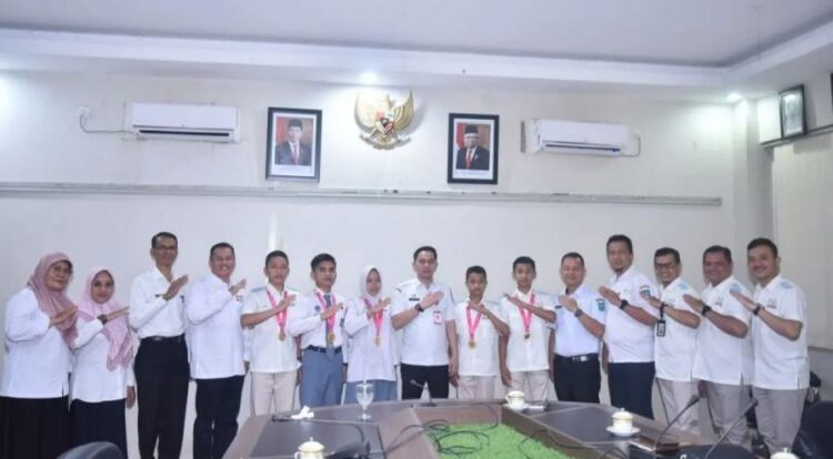 Ajang FLS2N Tahun 2024, Pelajar SMP dan SMA Torehkan Prestasi Juara I Nasional 1 FOTO BERSAMA—Para pelajar SMP dan SMA Sawahlunto yang meraih medali emas FLS2N
foto bersama Pj Wali Kota Fauzan Hasan