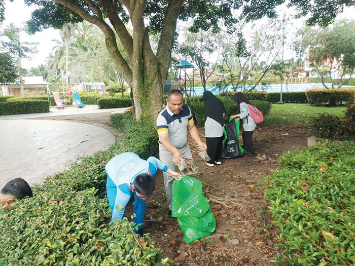 GREEN YOUTH MOVEMENT— Pemerintah Kabupaten Agam melaksanakan Program Green Youth Movement (GYM) yang disandingkan 
dengan kegiatan Apel Gabungan dan olahraga pagi di Gor Rang Agam, Rabu (11/9).