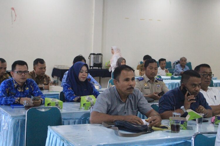 Pemkab Pasbar Gelar Pertemuan Penyusunan Dokumen RAD-KSB Pasbar Tahun 2024–2029 1 PENYUSUNAN RAD— Para peserta ikuti pertemuan penyusunan Dokumen Rencana Aksi Daerah (RAD) Perkebunan Kelapa Sawit Berkelanjutan (KSB) Kabupaten Pasaman Barat Tahun 2024–2029, Selasa (17/9) di ruang pertemuan Hotel Gucchi, Simpang Empat.