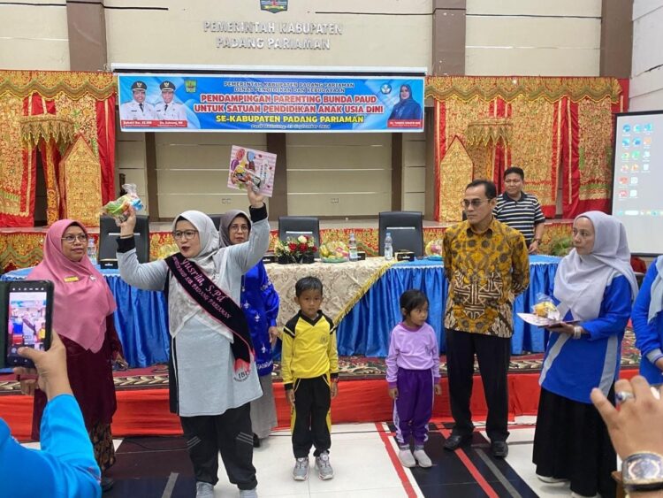 ACARA—Ketua TP PKK Padangpariaman Yusrita Suhatri Bur saat acara TK kemarin.