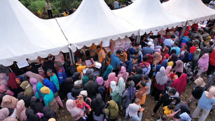 Pemkab Solsel Pastikan, Bantuan dan Pelayanan Pemerintah Terus Berjalan 1 MENUNGGU—
Terlihat masyarakat saat menanti bantuan yang akan dibagikan Pemerintah Kabupaten Solok Selatan.