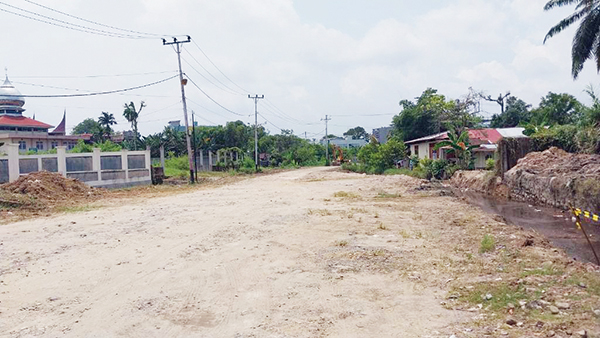 Pastikan Kelancaran Jalur Evakuasi Tsunami, Pemko Padang Perbaiki Jalan Belanti Radio 1 PERBAIKAN JALUR EVAKUASI— Dinas PUPR Kota Padang melakukan perbaikan Jalan Belanti Radio di Kecamatan Padang Utara, yang merupakan jalur evakuasi tsunami.