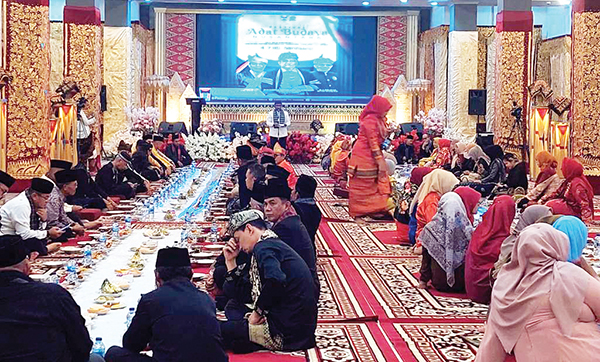 MAKAN BAJAMBA— Puluhan raja, sultan, dan pemangku adat yang tergabung dalam Lembaga Masyarakat Adat Nusantara (MATRA) memenuhi aula Youth Center Bagindo Azizchan dalam acara FABN pada Kamis (9/5) malam.