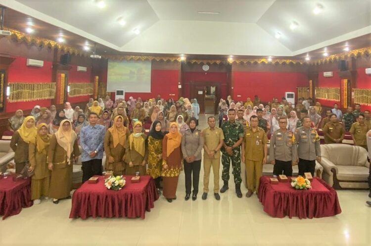 Pemko Pariaman Adakan Diseminasi Audit Kasus Stunting Tahun 2024 1 AUDIT— Tim Percepatan Penurunan Stunting (TPPS) Kota Pariaman Hendri usai acara foto bersama di Aula Balaikota Pariaman, kemarin.