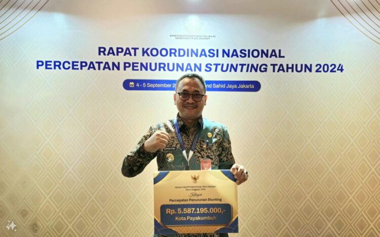 Pemko Payakumbuh Terima Dana Insentif Fiskal Senilai Rp 5,5 Miliar 1 TERIMA—Pj. Wali Kota Payakumbuh Suprayitno saat menerima dana insentif dari pemerintah pusat.